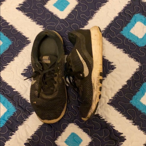 Black Nike Gym Shoes - Picture 3 of 4